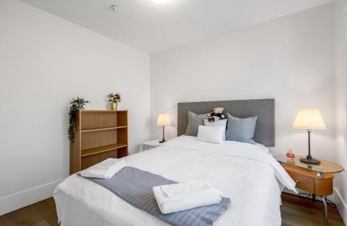 Hastings House | 2 Bds suite beautiful Yard near PNE
