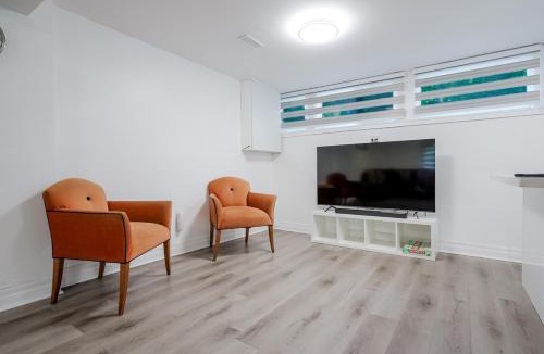 Clarkson-Lorne Park House | 2 Bed 2 Bath Bunglow in Mississauga Yyz PortCredit