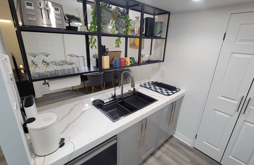 Downtown Mississauga Apartment | 2 BED + DEN , 2 BATH spacious condo near Square one