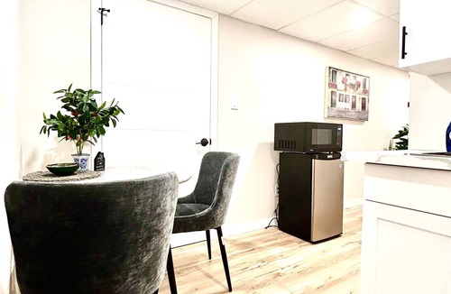 Transcona Apartment | 2 Bed rooms|Private entrance|Free Parking|Self-Check-in into our Upscale Haven.