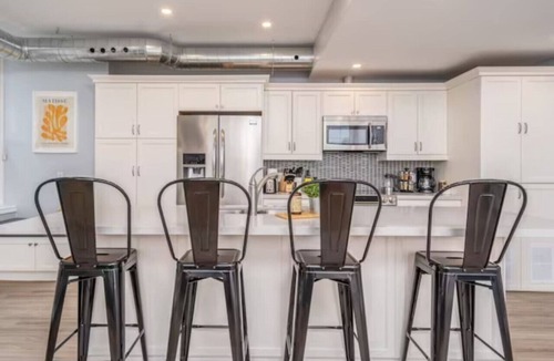 Burlington Apartment | 2 bed work desk close to Brant St Pier GO station