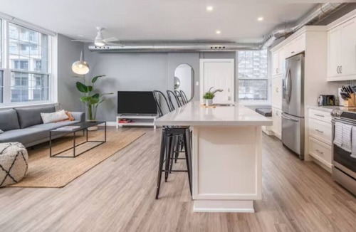 Burlington Apartment | 2 bed work desk close to Brant St Pier GO station