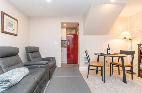 Saanich East House | 2 bedroom 1 bath on an oak tree lined dead end street on the Galloping Goose