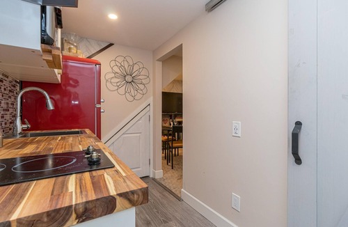 Saanich East House | 2 bedroom 1 bath on an oak tree lined dead end street on the Galloping Goose