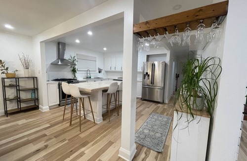 Ottawa Division House | 2 Bedroom, 1 bath home in Ottawa, Riverside Park South, Parking Included