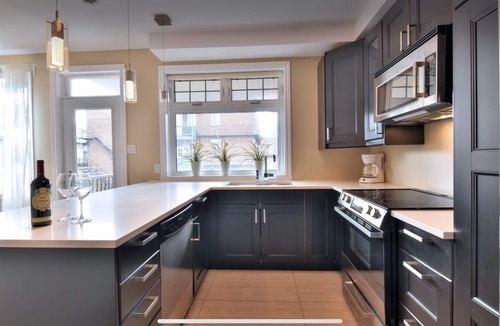 Cote-Des-Neiges—Notre-Dame-De-Grace Apartment | 2 bedroom 2 bath, 2 balconies condo with free parking & Hi speed WIFI