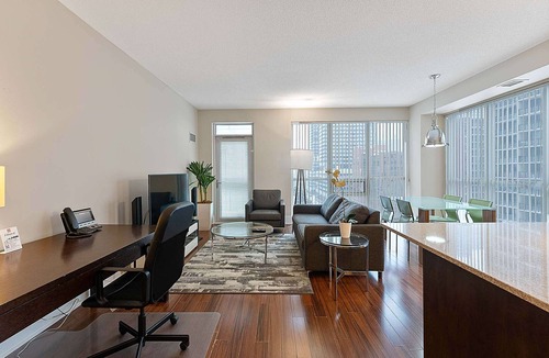 Mount Pleasant West Apartment | 2 Bedroom/2 Bathroom Deluxe Suite