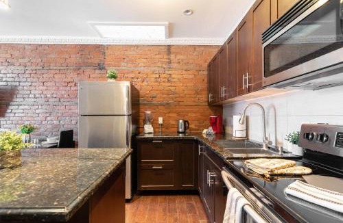Central Hamilton Apartment | 2 Bedroom Apt Near Downtown - King Bed Netflix