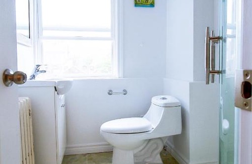 Kensington Market Apartment | 2 Bedroom apt near Kensington market unit 9