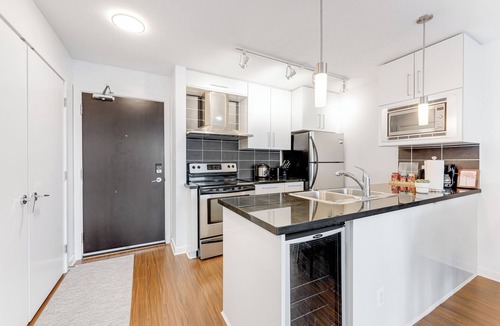 Central Condo | 2 Bedroom condo in heart of Downtown Vancouver with Pool, Gym & Free Parking