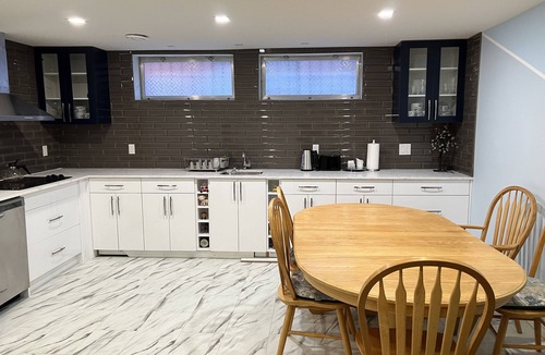 Highland Park House | 2 Bedroom Guest Suite Central Calgary Near Airport & DT