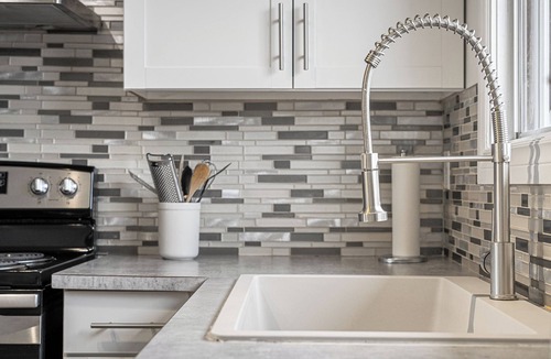 Cedarbrae House | 2 Bedroom/King Suite/Large Yard/Near Spruce Meadows