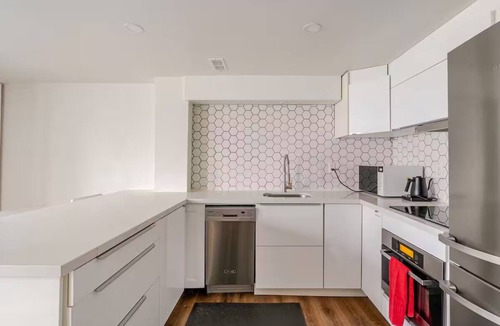 East Danforth House | 2 bedroom Laneway house in great area near subway