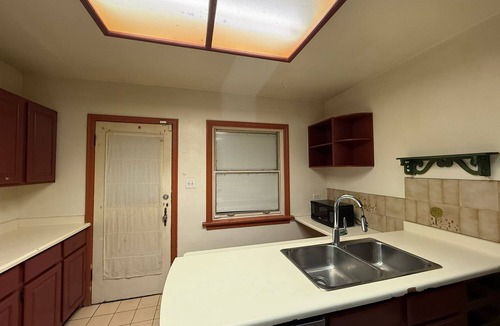 West Point Grey House | 2 Bedroom Main Floor Near Kitsilano Beach, Downtown and UBC