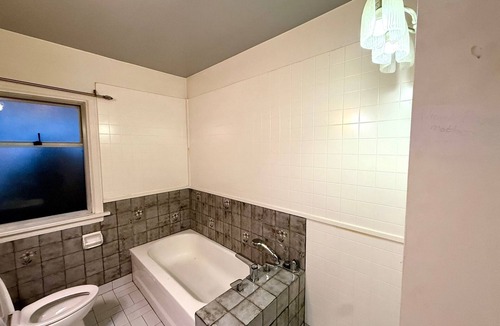 West Point Grey House | 2 Bedroom Main Floor Near Kitsilano Beach, Downtown and UBC