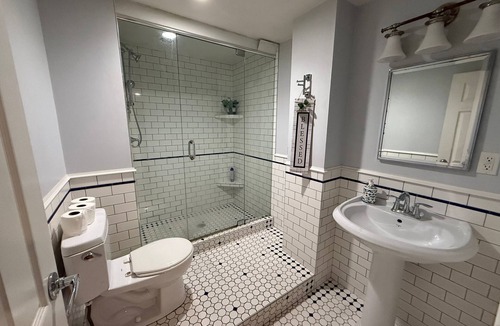 West Point Grey House | 2 Bedroom Main Floor Near Kitsilano Beach, Downtown and UBC