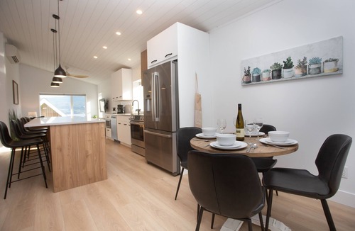 Central Okanagan House | 2 bedroom modern lakeview home near wine trail