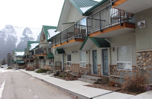 Harvie Heights House | 2 bedroom Mountain View Suite Getaway, right at the gate of Banff National Park.