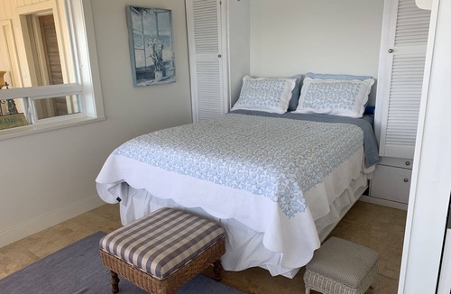 West Sechelt House | 2 Bedroom Oceanfront Suite w/Panoramic Views & Walk-On Beach! 5 mins from town!