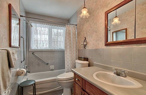 Longueuil House | 2 beds in private room A with free parking - 15 min downtown