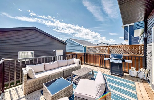 Southeast Calgary House | 2 KING BEDS - Sleeps 10 - Pet Friendly - Fenced - Great Location SE 3 + 1 Rooms