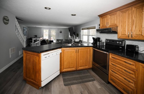 Port Elgin House | 2 Mins to Water, entire house in Port Elgin sleeps 8 and comes with Free Parking