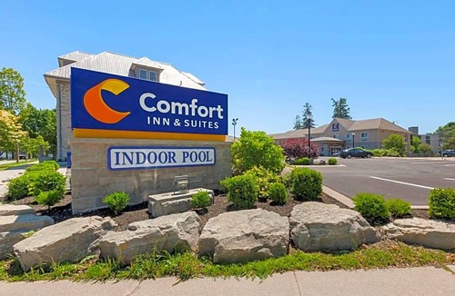 Gananoque Hotel | 2-Star Hotel ∙ Comfort Inn & Suites Thousand Islands Harbour District