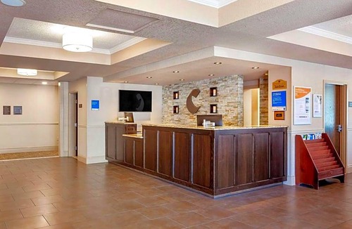 Gananoque Hotel | 2-Star Hotel ∙ Comfort Inn & Suites Thousand Islands Harbour District