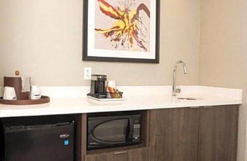 Thunder Bay Hotel | 2-Star Hotel ∙ Hampton Inn & Suites by Hilton Thunder Bay