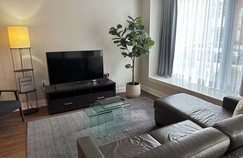 Garden District House | 2-Storey Townhome | Downtown | Free Parking | 100% Walk Score