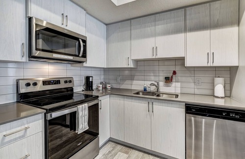 Symons Valley Condo | 20 min DT | Canmore & Shopping Near | NEW Condo Sleeps 5