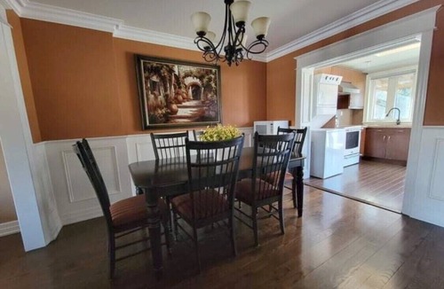 Greenwood - Coxwell House | 20 Minutes to Woodbine Beach - 3BR-Family Friendly Home in Heart of Leslieville