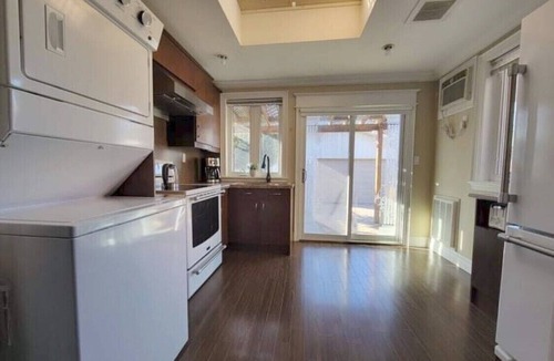 Greenwood - Coxwell House | 20 Minutes to Woodbine Beach - 3BR-Family Friendly Home in Heart of Leslieville