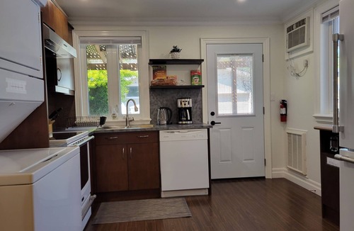 Greenwood - Coxwell House | 20 Minutes to Woodbine Beach - 3BR-Family Friendly Home in Heart of Leslieville