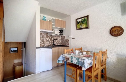 Les Menuires Apartment | 200m from resort center, 5th floor, view ski slopes, balcony, tv, ski locker, 26m², Les Menuires