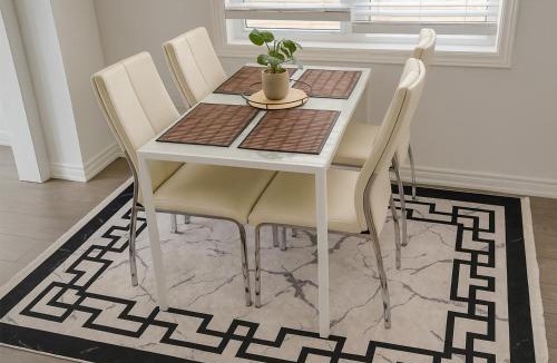 Cambridge House | 2024 Built Stylish 3BR Cambridge Townhouse with Free Parking, WiFi, Full Kitchen, Laundry, Only 8 Mins to African Lion Safari! Perfect for Family Travel, Group Trips or Work Stays!