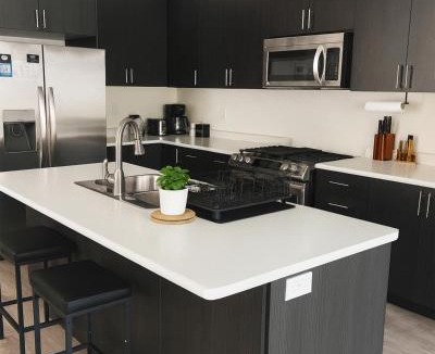 Cambridge House | 2024 Built Stylish 3BR Cambridge Townhouse with Free Parking, WiFi, Full Kitchen, Laundry, Only 8 Mins to African Lion Safari! Perfect for Family Travel, Group Trips or Work Stays!