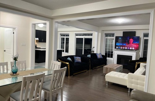 Brampton House | 202501 Stunning 6 Bed 3.5 Bath Corner Detached Home Away From Home