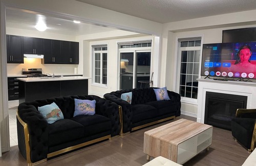 Brampton House | 202501 Stunning 6 Bed 3.5 Bath Corner Detached Home Away From Home