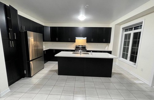 Brampton House | 202501 Stunning 6 Bed 3.5 Bath Corner Detached Home Away From Home