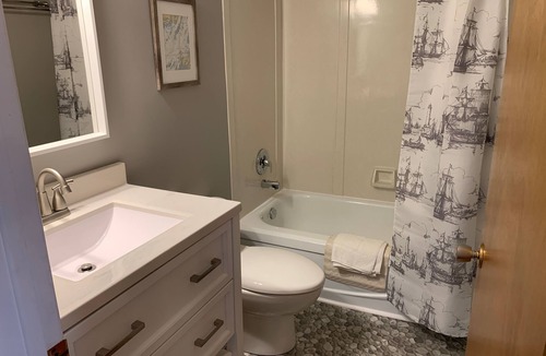 Port Elgin Hotel | 206 - Standard Rm -2 Double Beds - 2nd Floor