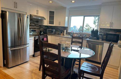 Central Lonsdale Bed & Breakfast | 21 m² Bed and breakfast ∙ 2 bedrooms ∙ 4 guests