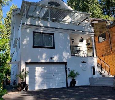 Central Lonsdale Bed & Breakfast | 21 m² Bed and breakfast ∙ 2 bedrooms ∙ 4 guests