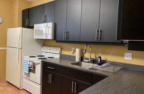 North End House | 219 Large T/House with AC in City Center