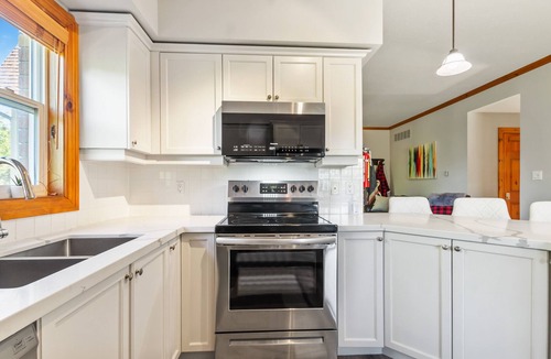 The Blue Mountains Ski Chalet | 220 Snowbridge w/Free Shuttle to Village