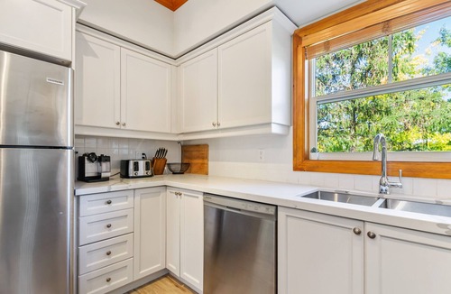 The Blue Mountains Ski Chalet | 220 Snowbridge w/Free Shuttle to Village