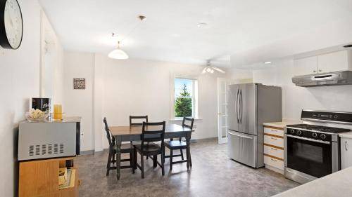 Lunenburg Hotel | 242 m² Motel ∙ 4 bedrooms ∙ 10 guests