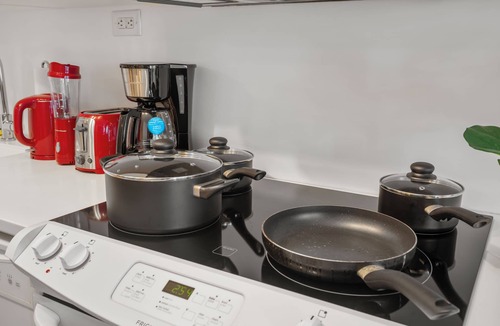 CityPlace Condo | 2BD 1 Bath 4 Guests Parking Balcony Near CN Tower Downtown—By Hostia