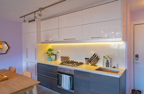 Chinatown Condo | 2BD Downtown Vancouver Condo with Free Parking+AC