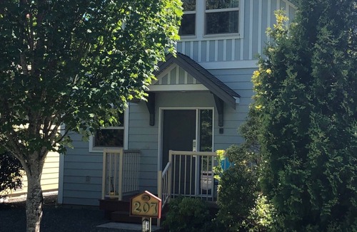 Regional District of Nanaimo Cottage | 2bdrm 2bath Cottage w/indoor pool 5 min from beach